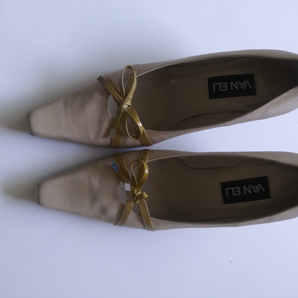 Van Eli kitten heel pumps